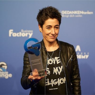 Verleihung des "GEDANKENtanken Award" für Dunja Hayali als Auszeichnung für ihr Engagement gegen Fremdenfeindlichkeit und Rassismus Copyright GEDANKENtanken