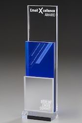 Acrylglas Trophäen in leuchtendem BLAU mit silberfarben-spiegelnden Elementen