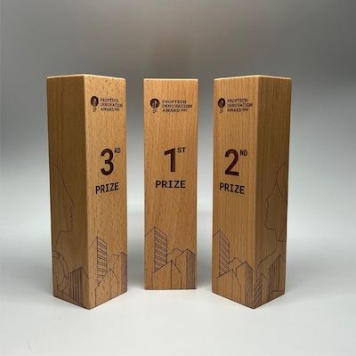 Holzsäulen Awards aus nachhaltiger Forstwirtschaft mit Lasergravur
