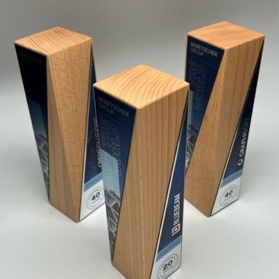 Holzsäulen aus nachhaltiger Forstwirtschaft mit Metallic Art Auflage